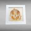 Mẫu tranh Baby Art được thiết kế với khung vuông trắng thanh lịch, kích thước 30x30cm, nền kem nhẹ nhàng và trung tâm là tạo hình em bé đội vương miện viền vàng nổi bật. Bên trong tranh là dấu tay – dấu chân 3D của bé phủ màu vàng ánh kim, kết hợp tên bé và thông tin kỷ niệm ngày sinh. Sản phẩm nhỏ gọn, sang trọng, phù hợp để trưng bày trong phòng bé, phòng ngủ gia đình hoặc làm quà tặng đầy tháng, thôi nôi, sinh nhật đầu đời.