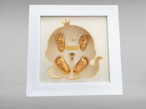 Mẫu tranh Baby Art được thiết kế với khung vuông trắng thanh lịch, kích thước 30x30cm, nền kem nhẹ nhàng và trung tâm là tạo hình em bé đội vương miện viền vàng nổi bật. Bên trong tranh là dấu tay – dấu chân 3D của bé phủ màu vàng ánh kim, kết hợp tên bé và thông tin kỷ niệm ngày sinh. Sản phẩm nhỏ gọn, sang trọng, phù hợp để trưng bày trong phòng bé, phòng ngủ gia đình hoặc làm quà tặng đầy tháng, thôi nôi, sinh nhật đầu đời.